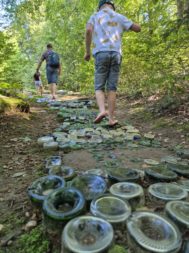 parcours pieds nus bouteilles - ferme aventure