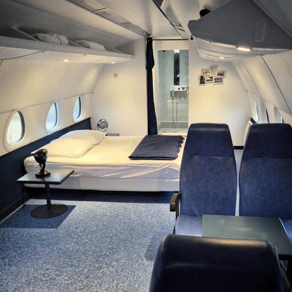 espace cockpit - table, lit double et salle de bain