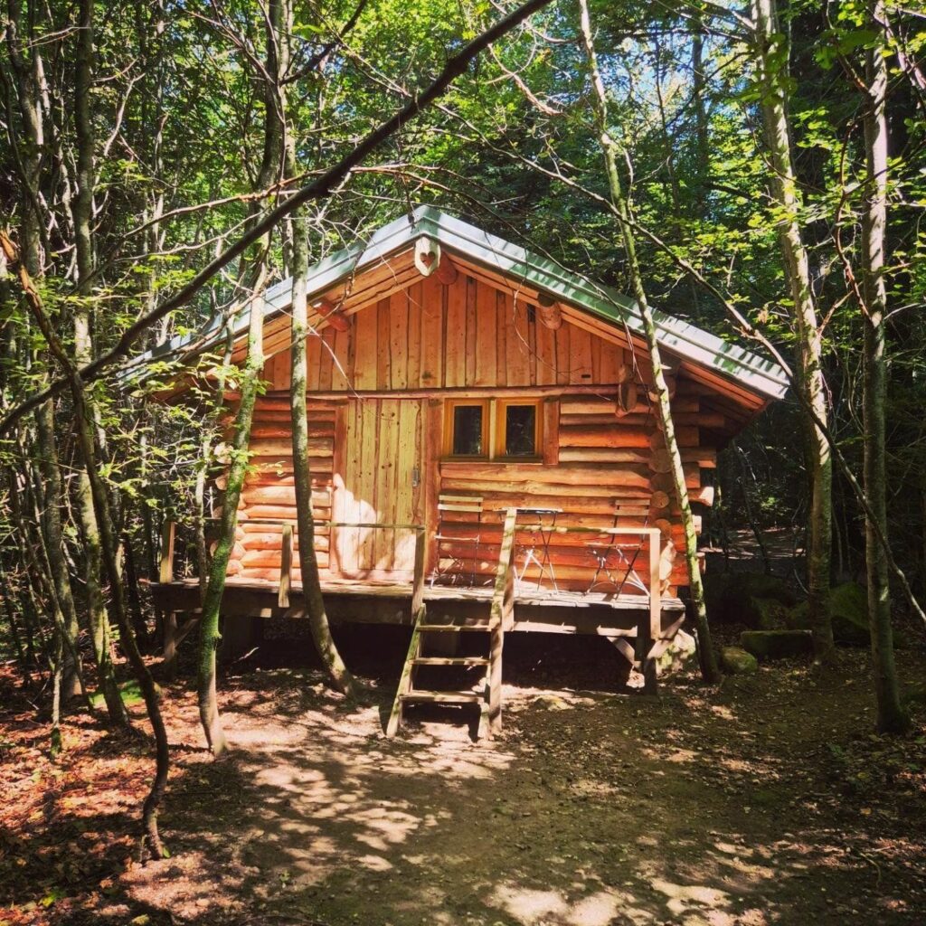 cabane dans les bois - ferme aventure