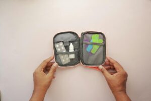 Gérer les "petits bobos" en voyage : la trousse de pharmacie