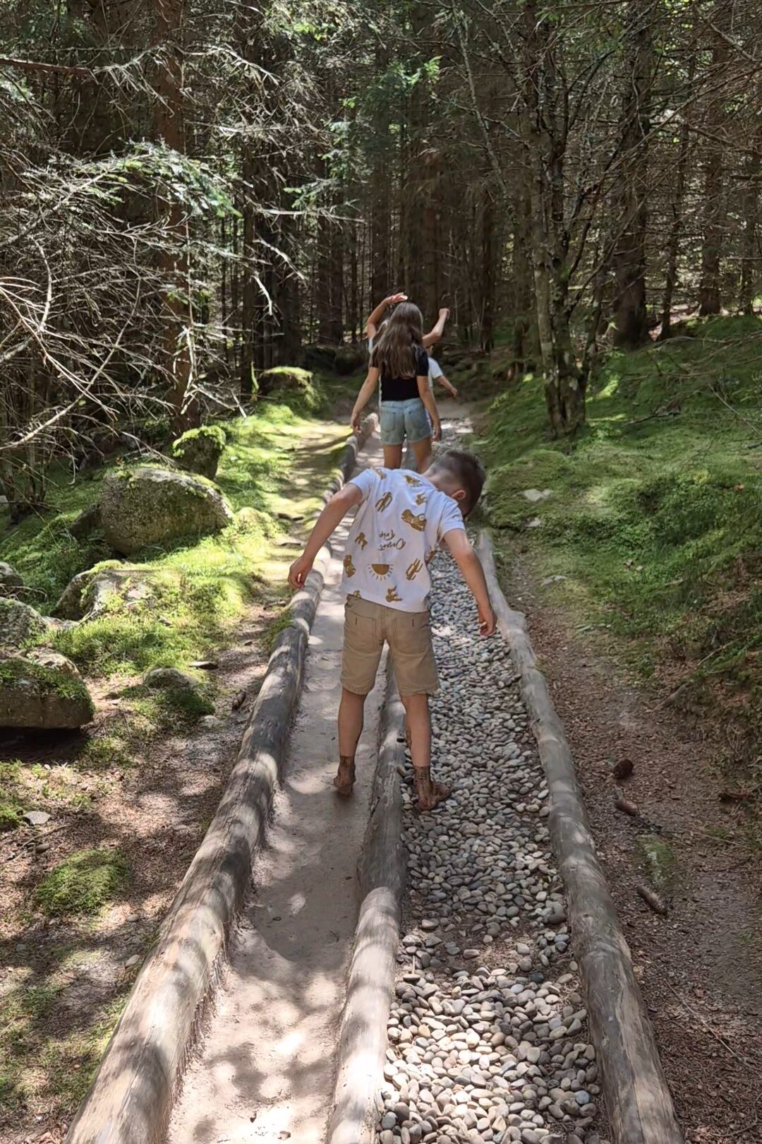 Enfants - Lac Blanc Parc d'Aventures - sentier pieds nus